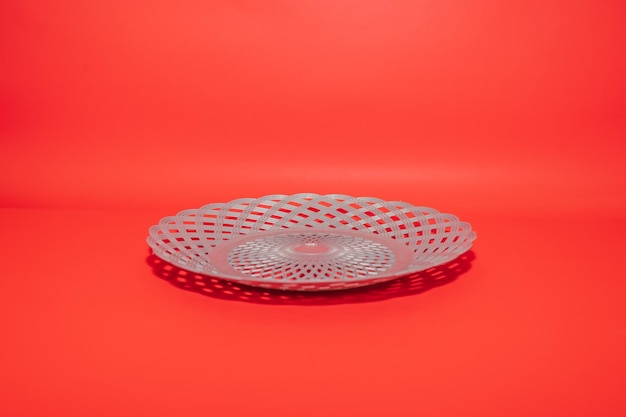 Assiette en rotin en plastique durable et élégante pour une salle à manger essentielle.