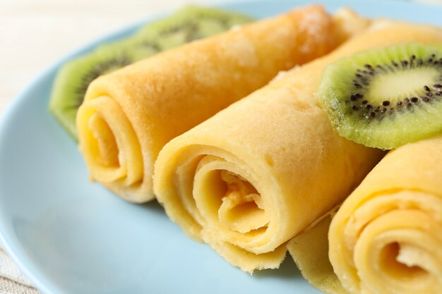 Assiette de rouleaux de crêpes avec des tranches de kiwi, Close up