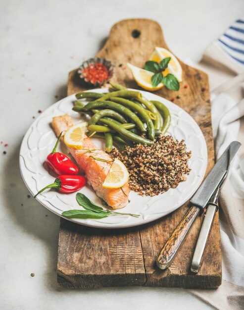 Assiette saine riche en protéines avec du saumon et du quinoa