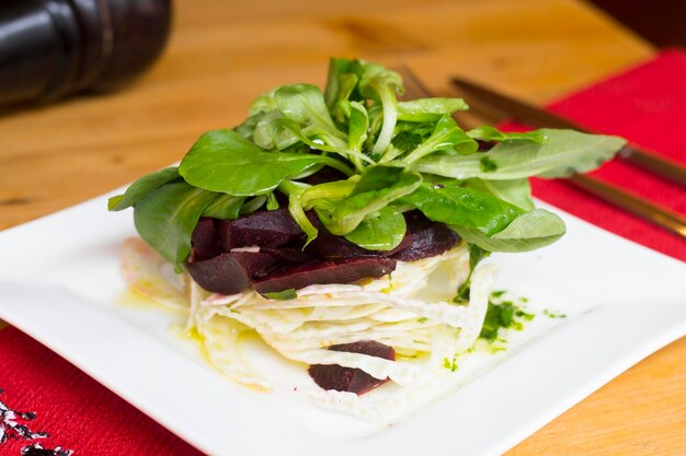 Une assiette de salade avec des betteraves dessus