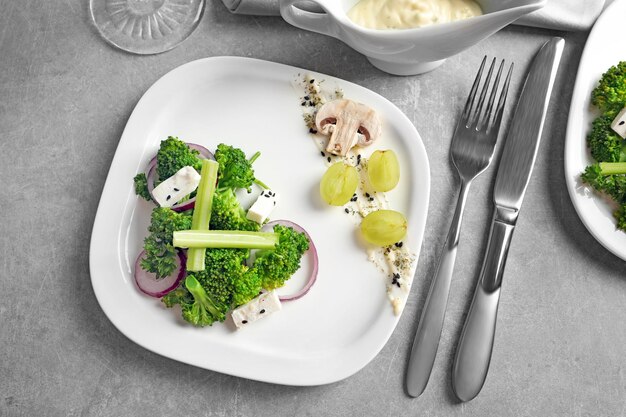 Assiette avec salade de brocoli sur table