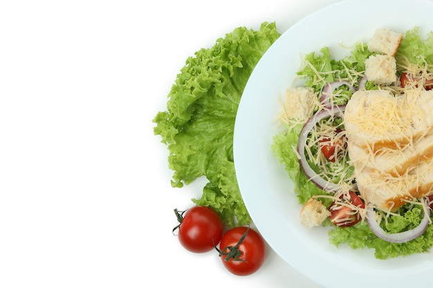 Assiette avec salade César isolé sur fond blanc