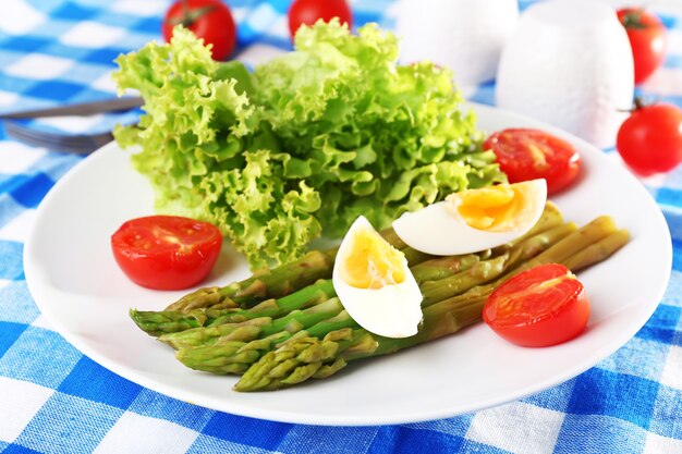 Assiette de salade diététique aux asperges bouillies et oeuf, gros plan