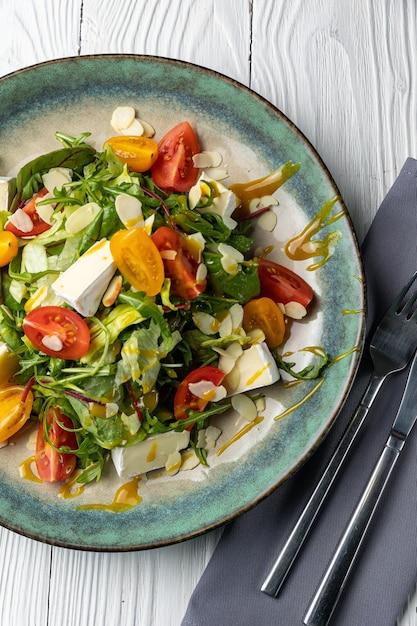 Une assiette de salade de feta avec du fromage feta et des amandes