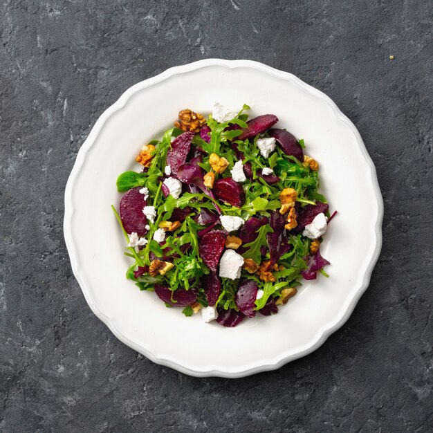 Assiette de salade sur un fond sombre vue de dessus