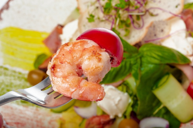 Assiette de salade fraîche aux crevettes, tomates et légumes verts