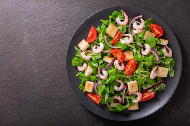 Assiette de salade fraîche aux crevettes vertes et vue de dessus de tomate