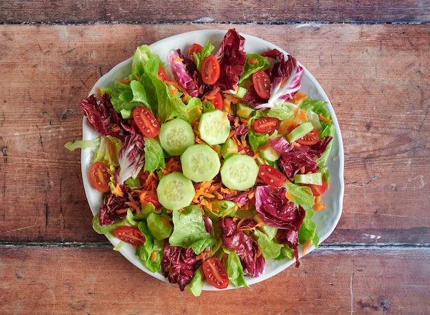 Assiette de salade fraîche sur bois.