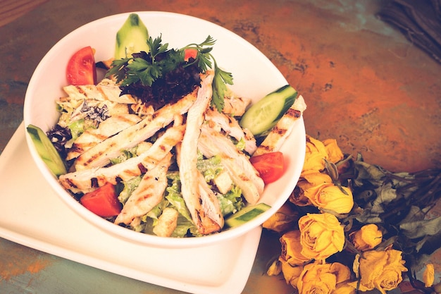 Assiette de salade fraîche avec un mélange de légumes verts