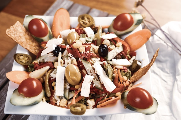 Assiette de salade fraîche avec un mélange de légumes verts