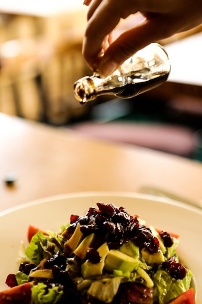 Assiette de salade fraîche avec un mélange de légumes verts