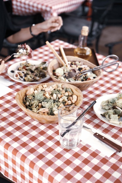 Assiette de salade fraîche avec un mélange de légumes verts