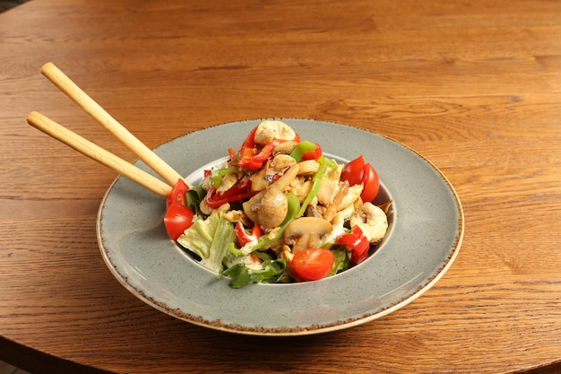 Assiette de salade fraîche avec un mélange de légumes verts