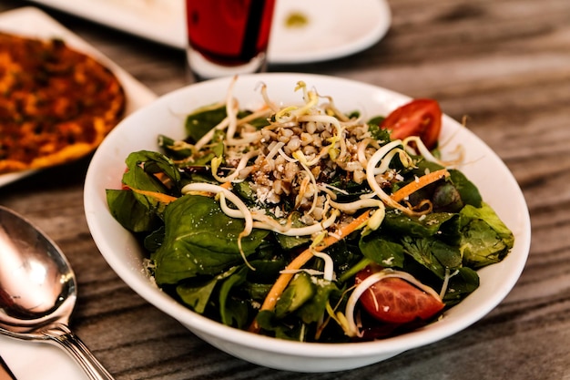 Assiette de salade fraîche avec un mélange de légumes verts