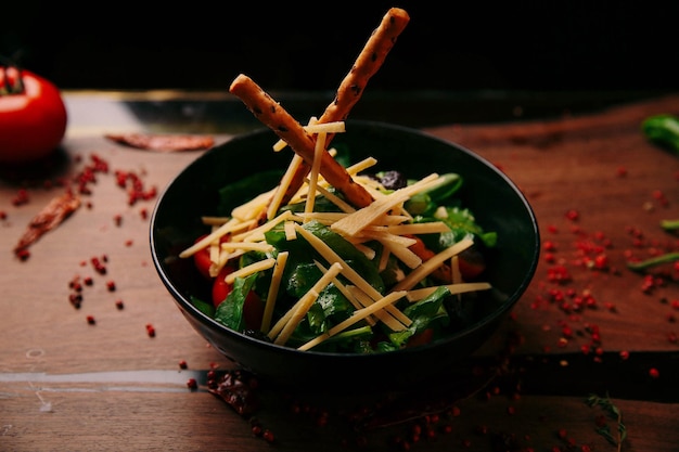 Assiette de salade fraîche avec un mélange de légumes verts