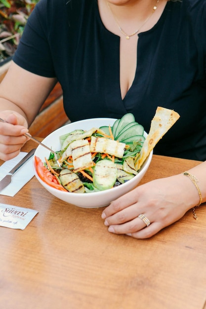 Assiette de salade fraîche avec un mélange de légumes verts