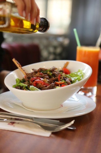 Assiette de salade fraîche avec un mélange de légumes verts