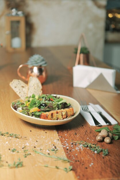 Assiette de salade fraîche avec un mélange de légumes verts