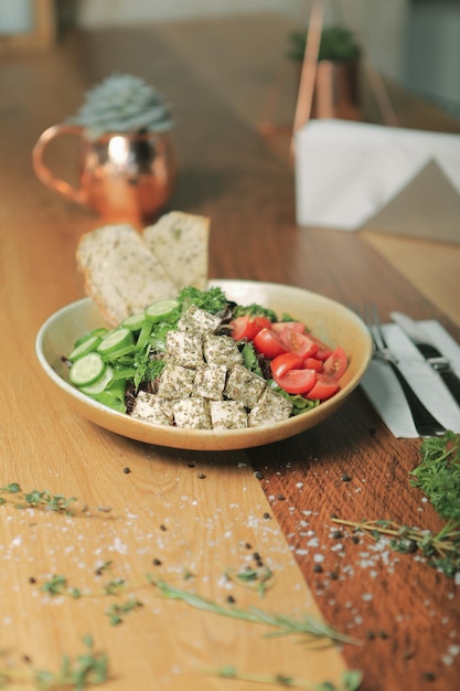 Assiette de salade fraîche avec un mélange de légumes verts