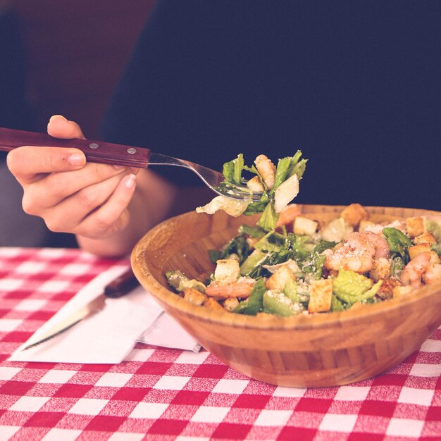 Assiette de salade fraîche avec un mélange de légumes verts