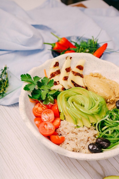 Assiette de salade fraîche avec un mélange de légumes verts