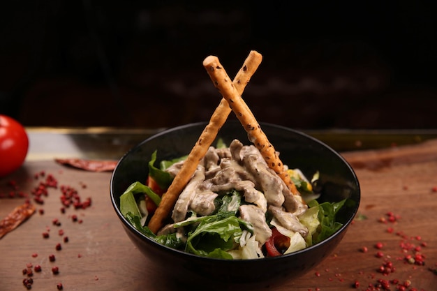 Assiette de salade fraîche avec un mélange de légumes verts