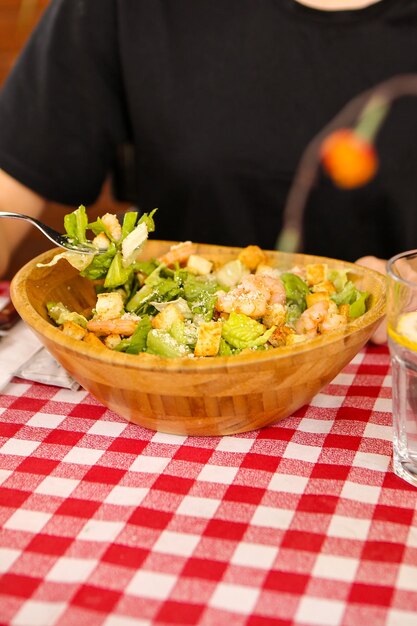 Assiette de salade fraîche avec un mélange de légumes verts