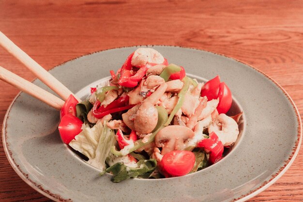 Assiette de salade fraîche avec un mélange de légumes verts