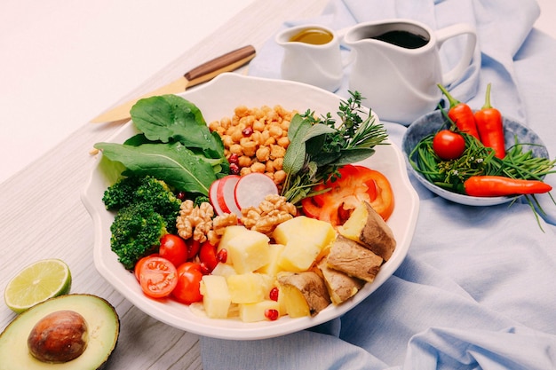 Assiette de salade fraîche avec un mélange de légumes verts