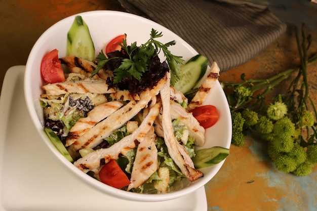 Assiette de salade fraîche avec un mélange de légumes verts