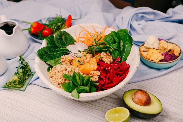 Assiette de salade fraîche avec un mélange de légumes verts