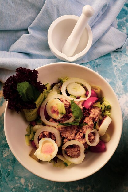 Assiette de salade fraîche avec un mélange de légumes verts