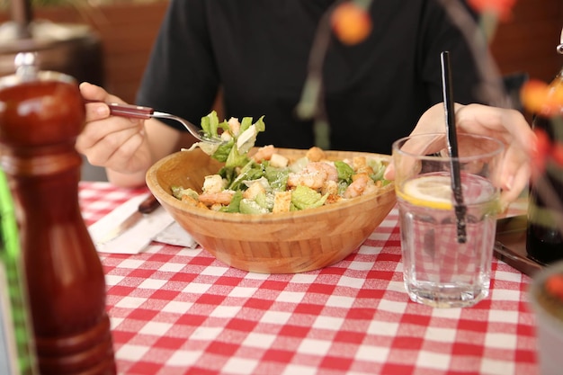 Assiette de salade fraîche avec un mélange de légumes verts