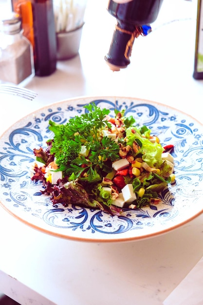 Assiette de salade fraîche avec un mélange de légumes verts