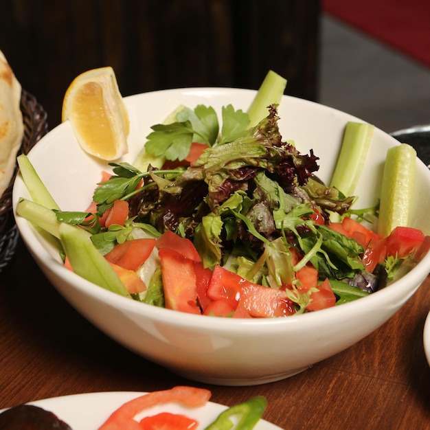 Assiette de salade fraîche avec mesclun