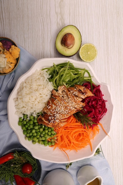 Assiette de salade fraîche avec mesclun