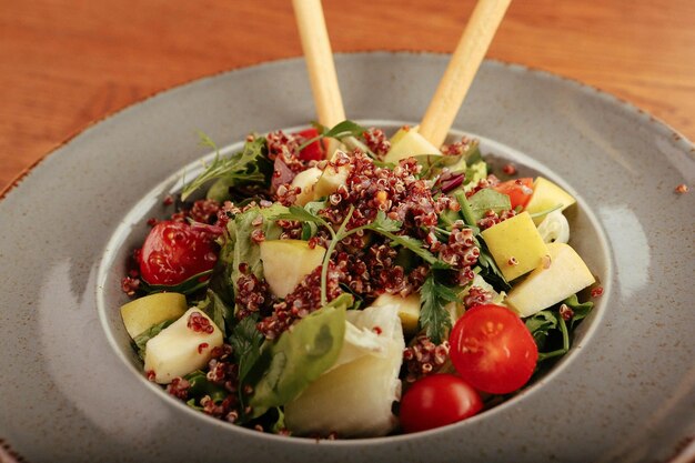 Assiette de salade fraîche avec mesclun