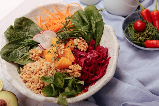 Assiette de salade fraîche avec mesclun