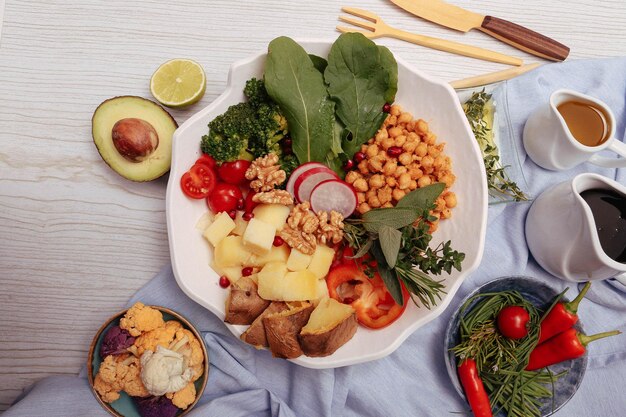 Assiette de salade fraîche avec mesclun