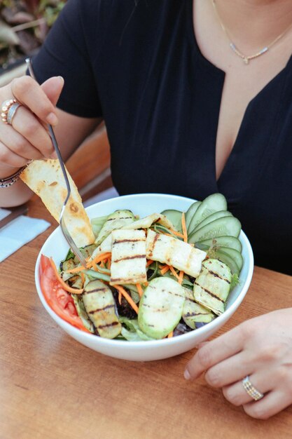 Assiette de salade fraîche avec mesclun