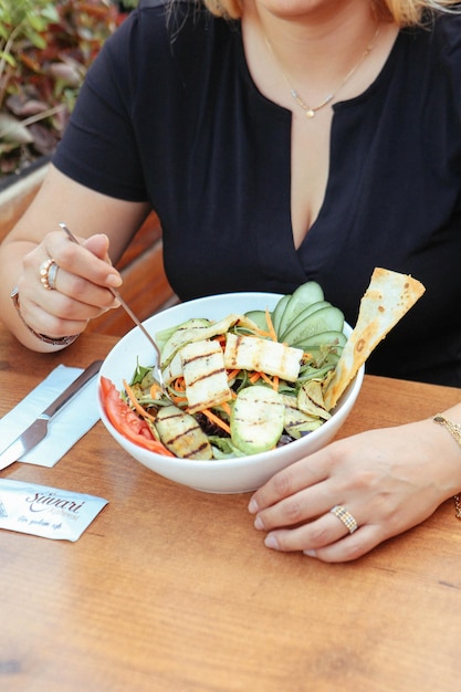 Assiette de salade fraîche avec mesclun