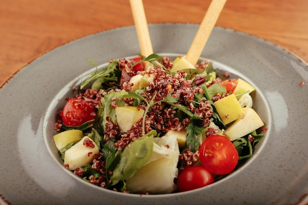 Assiette de salade fraîche avec mesclun