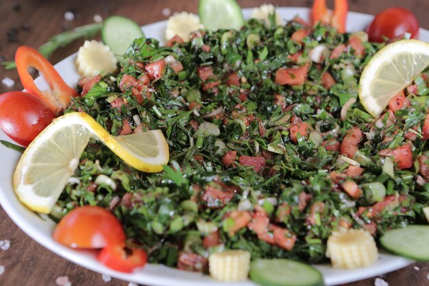 Assiette de salade fraîche avec mesclun