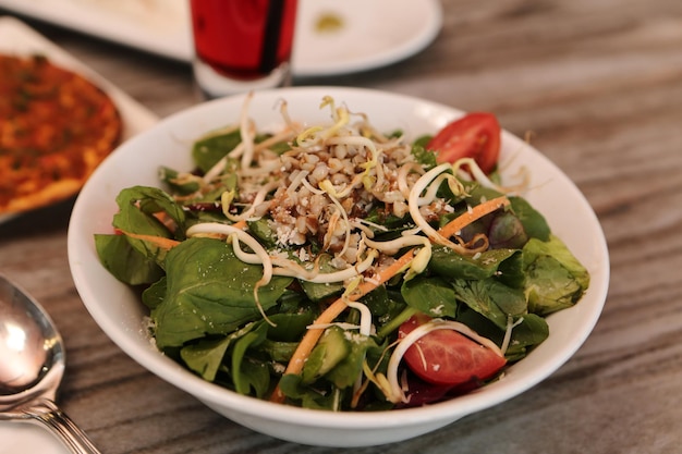 Assiette de salade fraîche avec mesclun