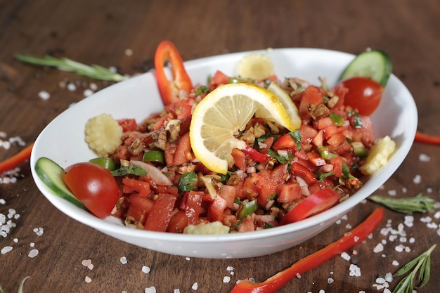 Assiette de salade fraîche avec mesclun