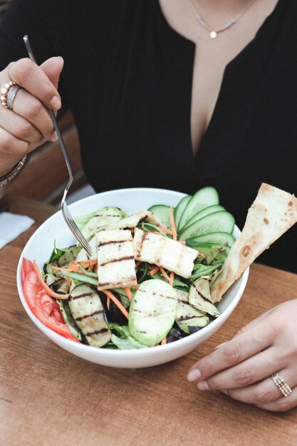 Assiette de salade fraîche avec mesclun