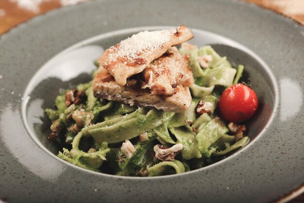 Assiette de salade fraîche avec mesclun