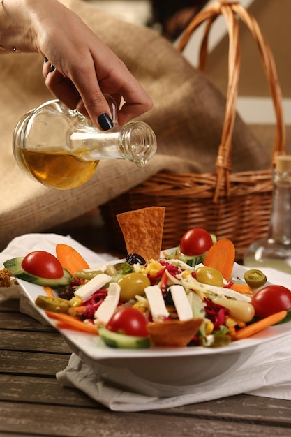 Assiette de salade fraîche avec mesclun