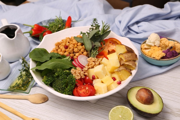 Assiette de salade fraîche avec mesclun