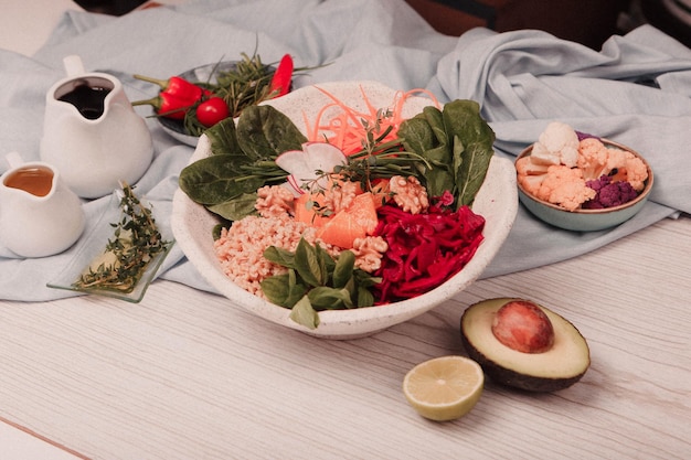 Assiette de salade fraîche avec mesclun